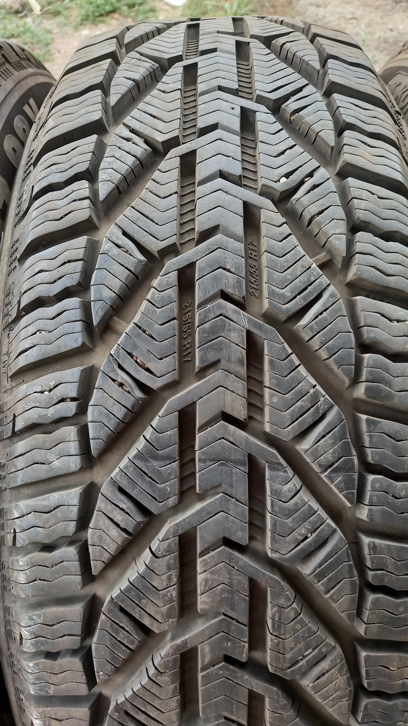 Гуми Зимни 215/55R17, снимка 5 - Гуми и джанти - 56103337