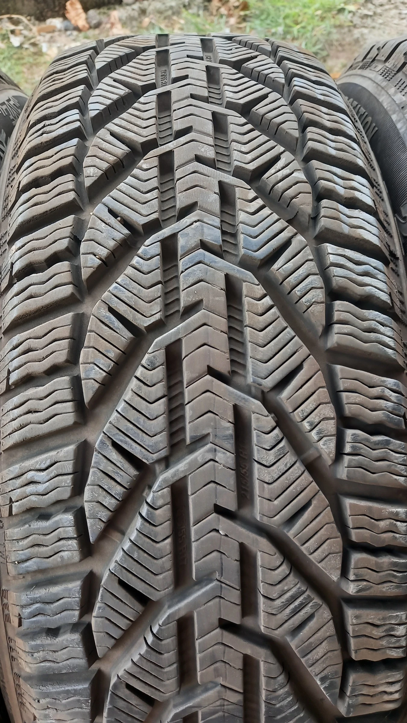 Гуми Зимни 215/55R17, снимка 4 - Гуми и джанти - 56103337