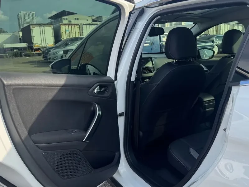 Peugeot 2008 1.6 BlueHDI - САМО 30% АВАНС, снимка 17 - Автомобили и джипове - 56016832
