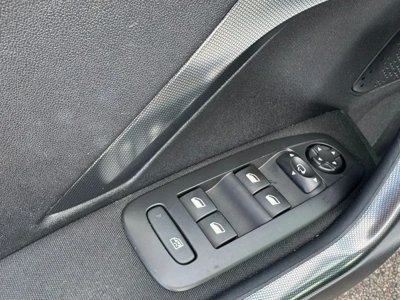 Peugeot 2008 1.6 BlueHDI - САМО 30% АВАНС, снимка 12 - Автомобили и джипове - 56016832