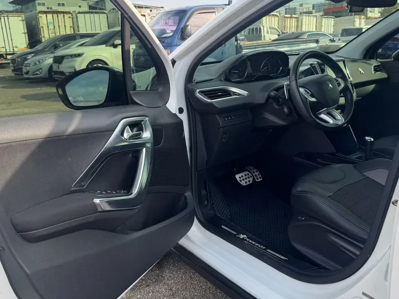 Peugeot 2008 1.6 BlueHDI - САМО 30% АВАНС, снимка 11 - Автомобили и джипове - 56016832