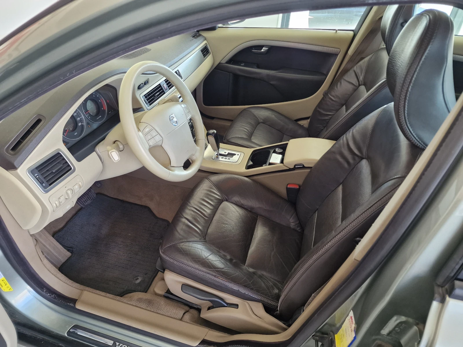 Volvo Xc70 D5 2.4 185kc 4x4, снимка 11 - Автомобили и джипове - 53816757