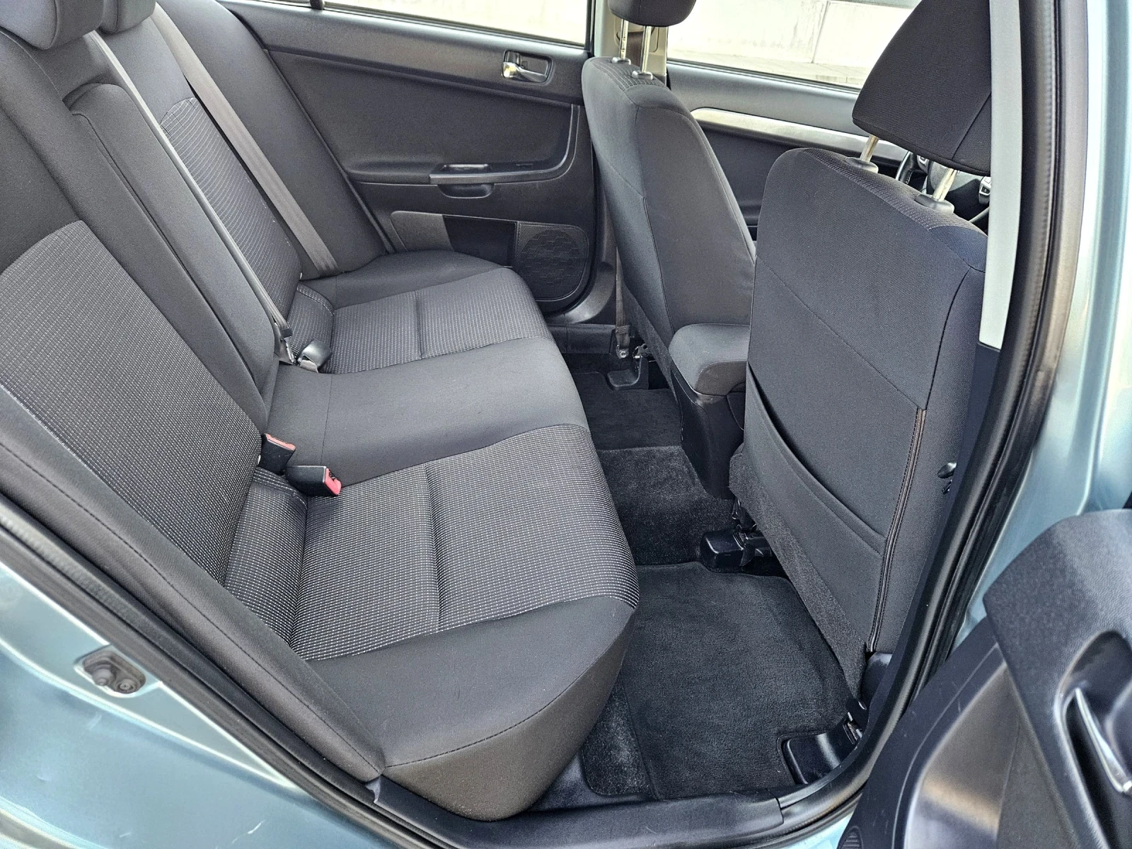 Mitsubishi Lancer 1.8 седан, снимка 12 - Автомобили и джипове - 54308935