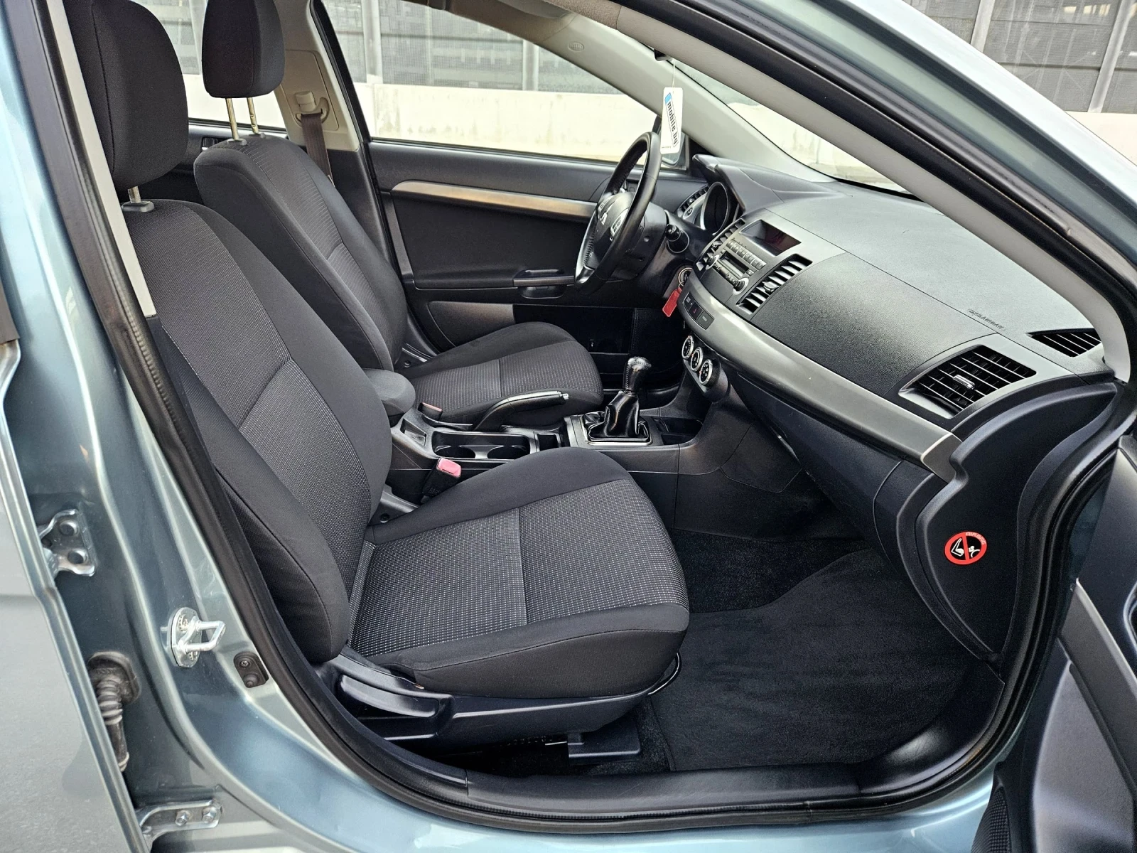 Mitsubishi Lancer 1.8 седан, снимка 11 - Автомобили и джипове - 54308935