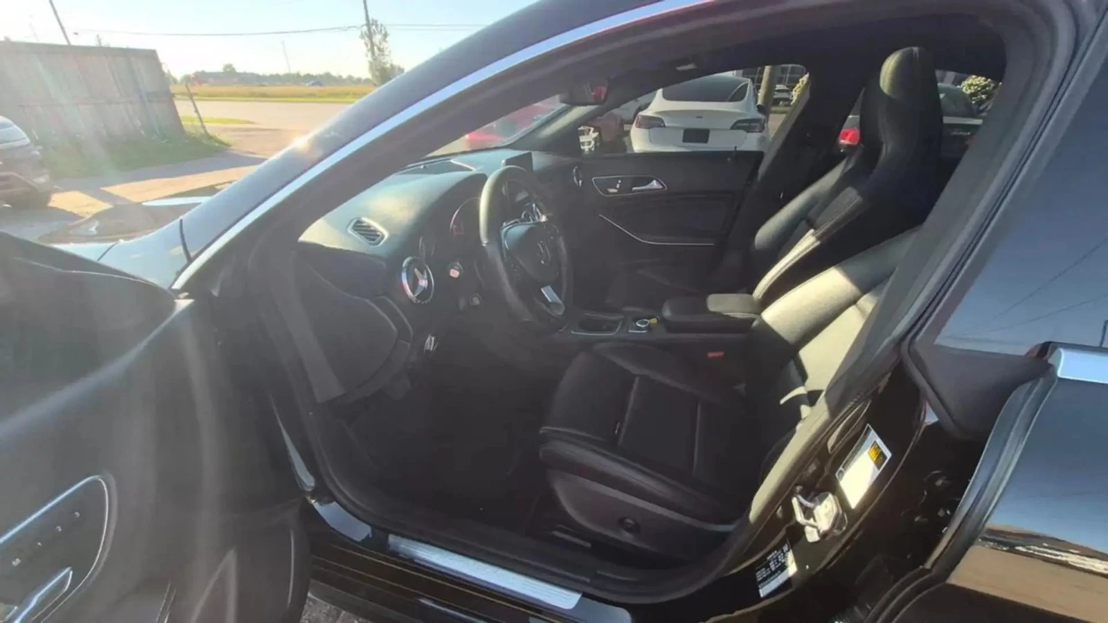 Mercedes-Benz CLA 250 4MATIC AMG* КОЖА* КАМЕРА* КЕЙЛЕС, снимка 9 - Автомобили и джипове - 55839257