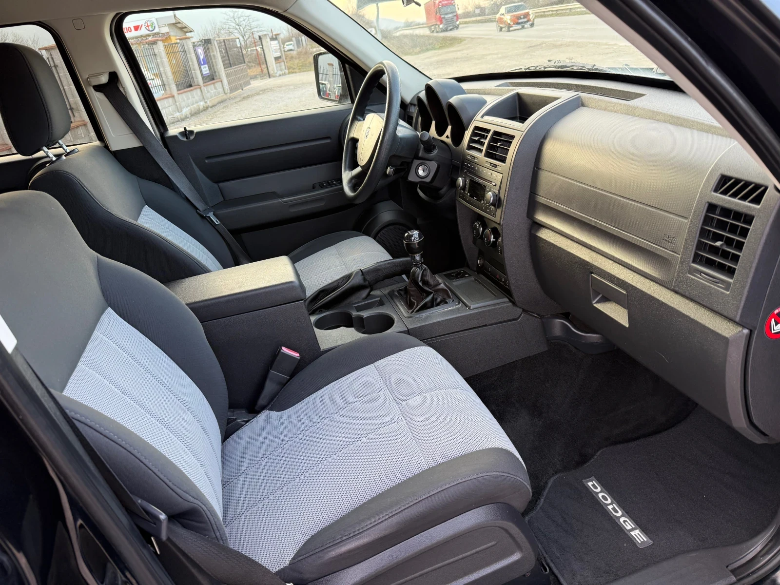 Dodge Nitro 2.8 CRD 177 к.с., снимка 11 - Автомобили и джипове - 53850188