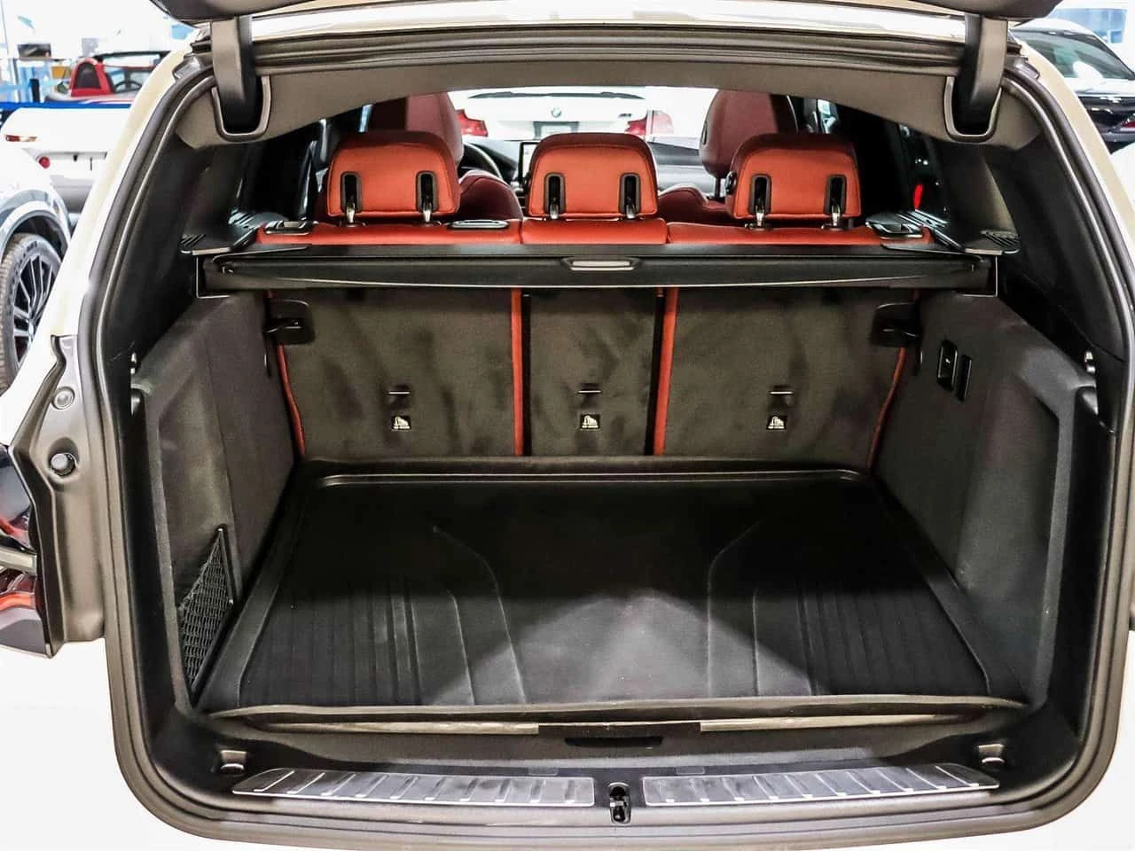 BMW X3 | HARMAN KARDON | HUD | 360 | ЧЕРВЕН САЛОН | , снимка 16 - Автомобили и джипове - 54307359