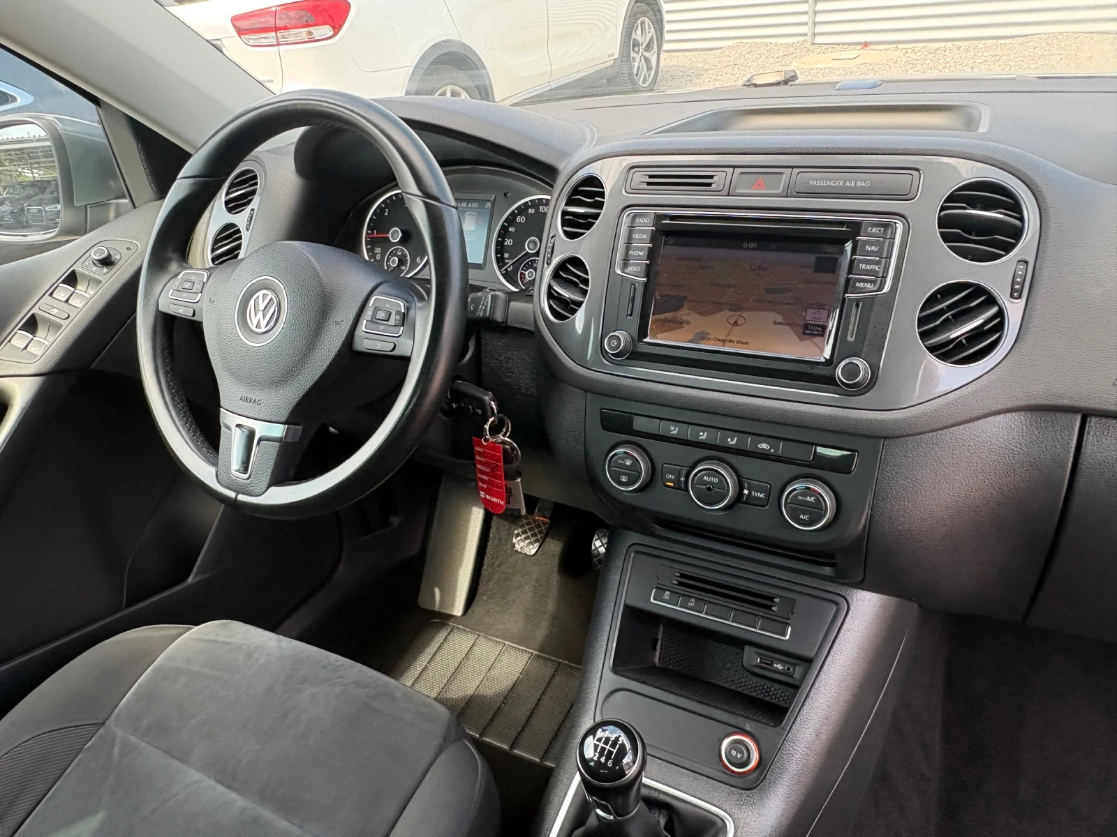 VW Tiguan 2.0TDI-HI-LINE, снимка 11 - Автомобили и джипове - 54802850