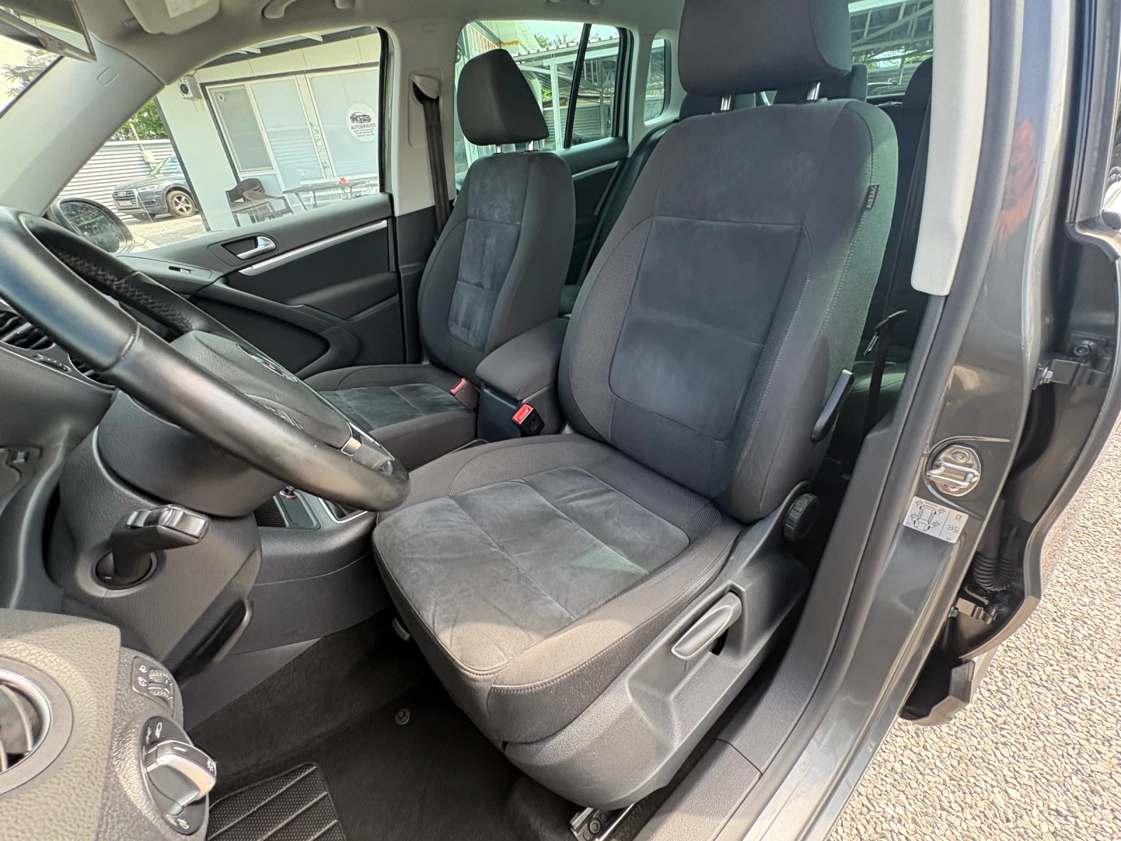VW Tiguan 2.0TDI-HI-LINE, снимка 12 - Автомобили и джипове - 54802850