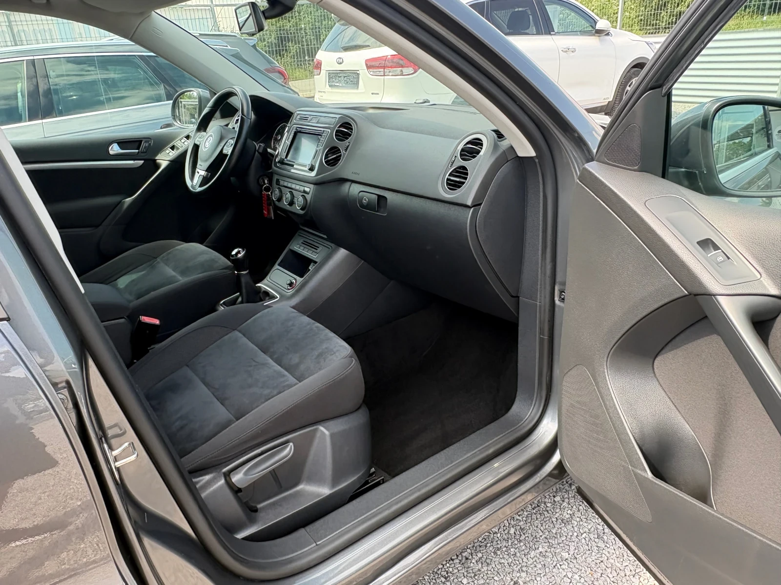 VW Tiguan 2.0TDI-HI-LINE, снимка 10 - Автомобили и джипове - 54802850
