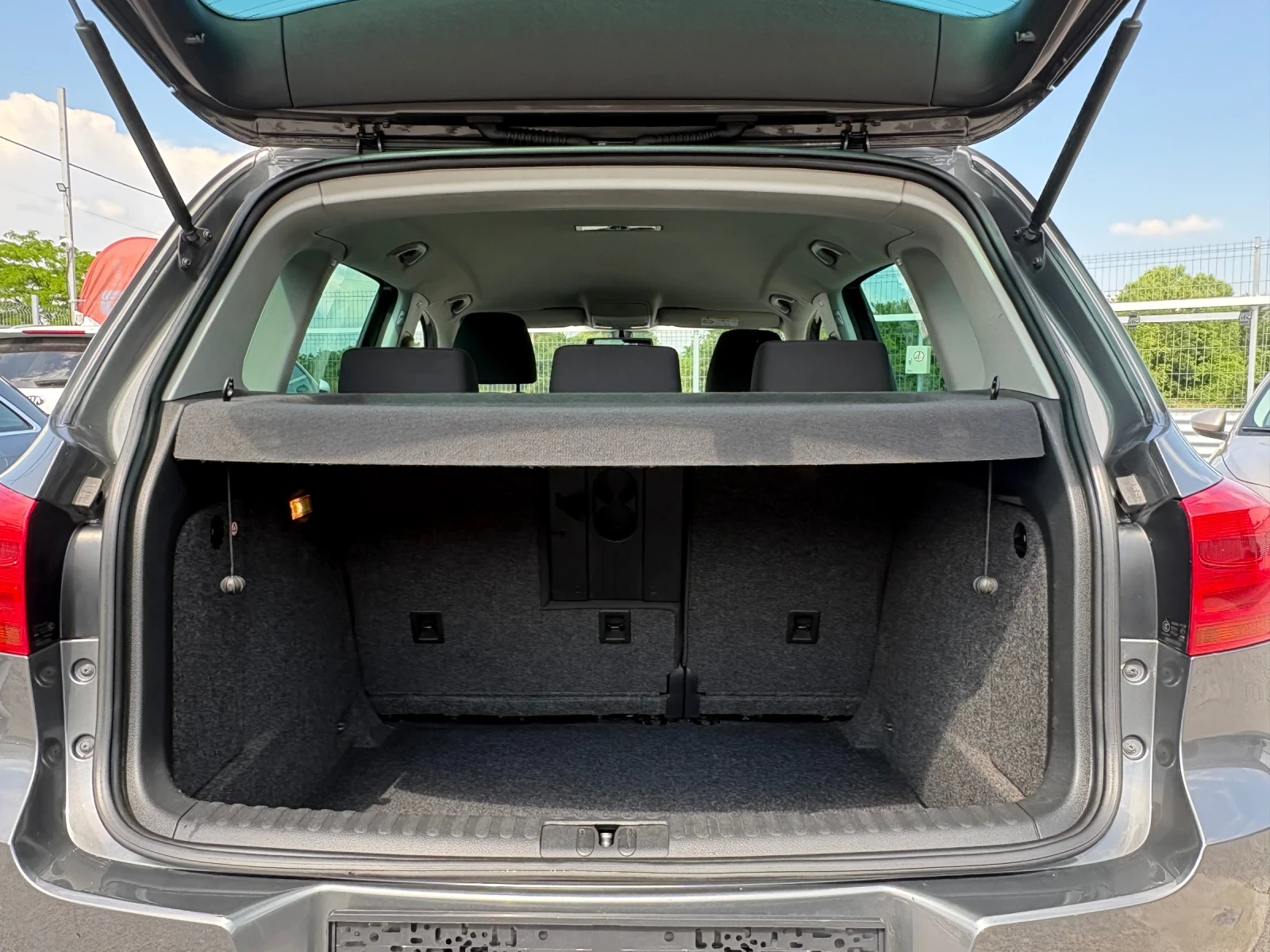 VW Tiguan 2.0TDI-HI-LINE, снимка 8 - Автомобили и джипове - 54802850