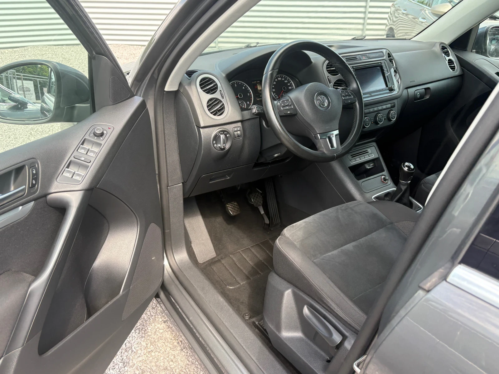 VW Tiguan 2.0TDI-HI-LINE, снимка 13 - Автомобили и джипове - 54802850