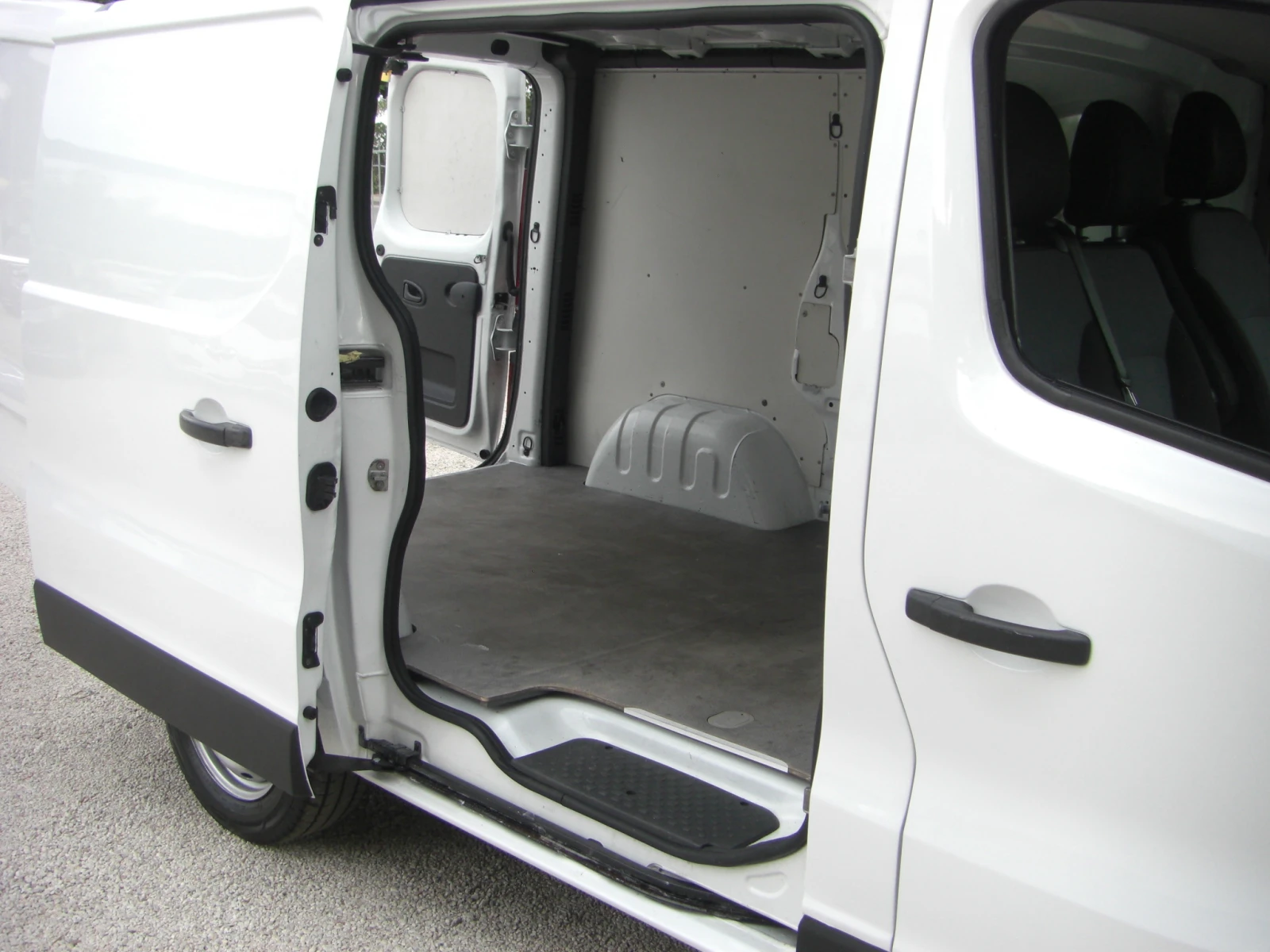 Opel Vivaro 1.6cdti KLIMA 6ck.EURO 6, снимка 15 - Бусове и автобуси - 54686069