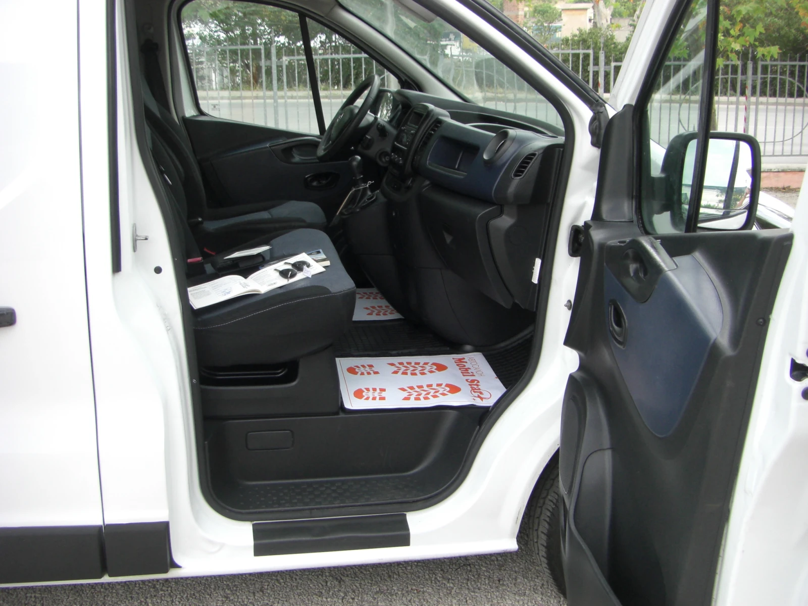 Opel Vivaro 1.6cdti KLIMA 6ck.EURO 6, снимка 12 - Бусове и автобуси - 54686069