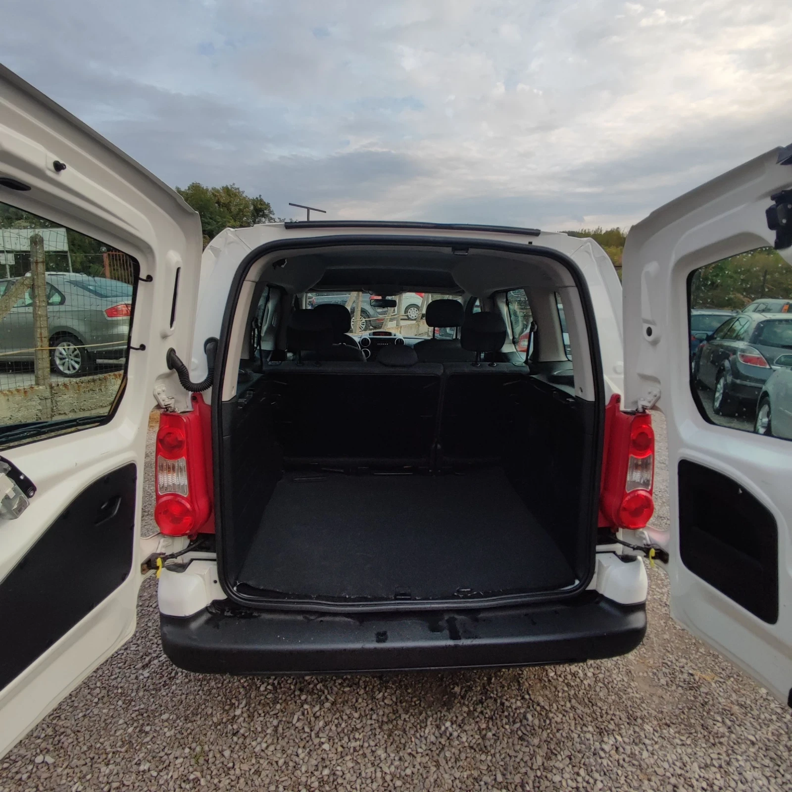 Peugeot Partner TEPEE* 1.6HDI* 90ks* ПЪТНИЧЕСКИ*  | Mobile.bg — изображение 13