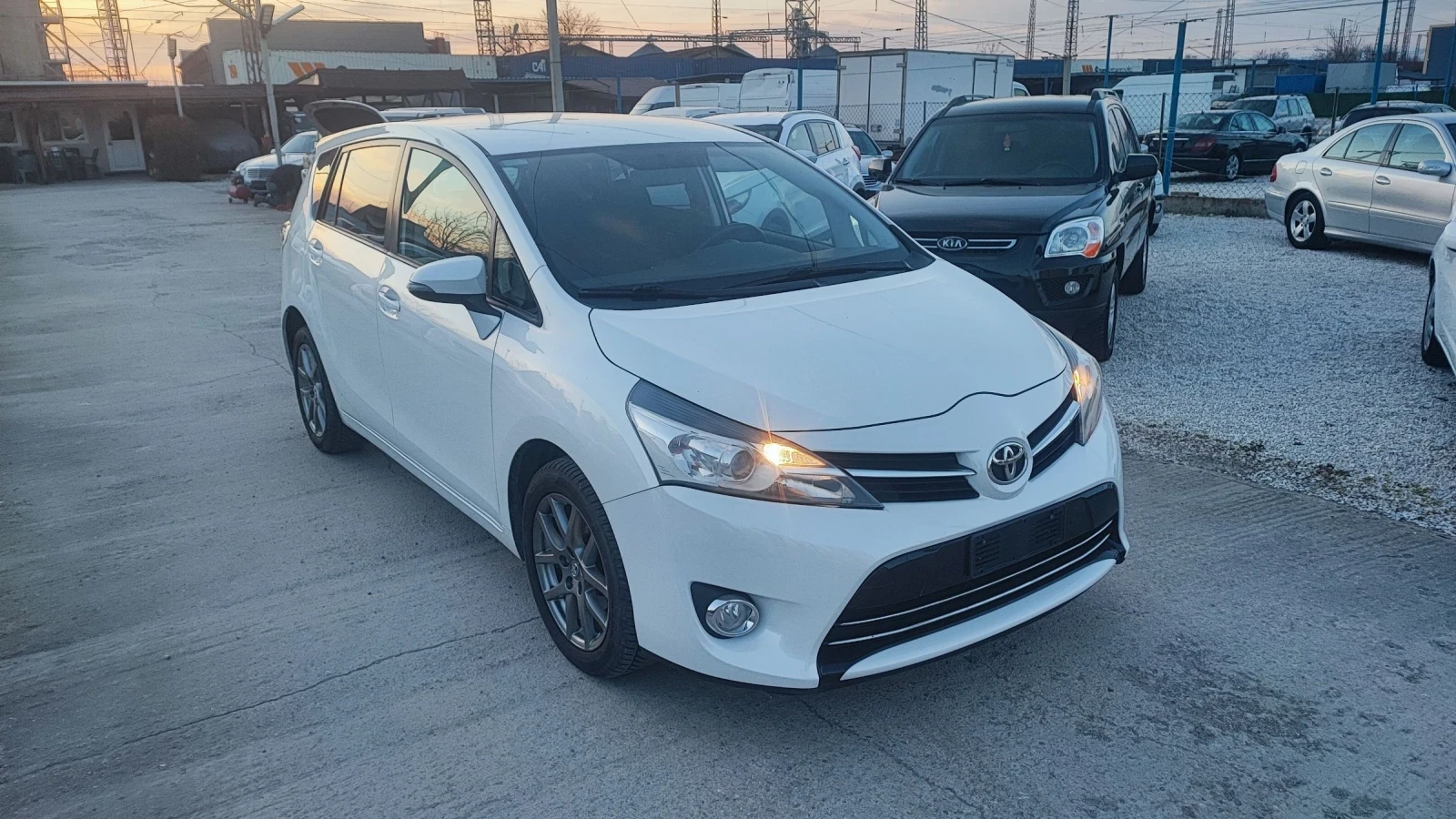 Toyota Verso 1.6i 7-местна, снимка 3 - Автомобили и джипове - 53800836