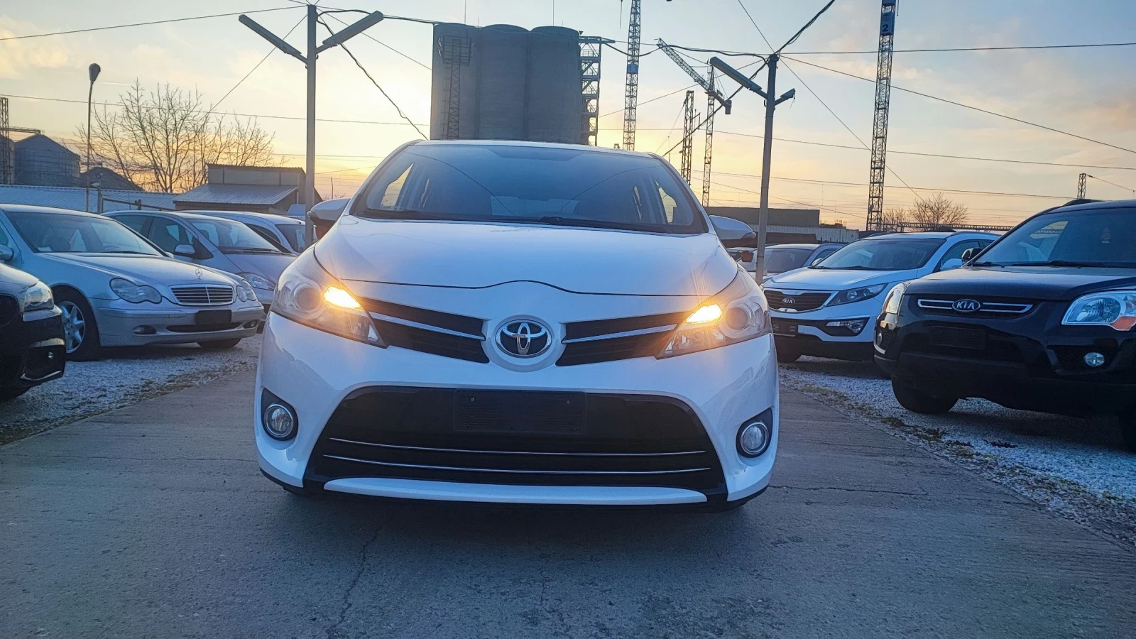 Toyota Verso 1.6i 7-местна, снимка 4 - Автомобили и джипове - 53800836