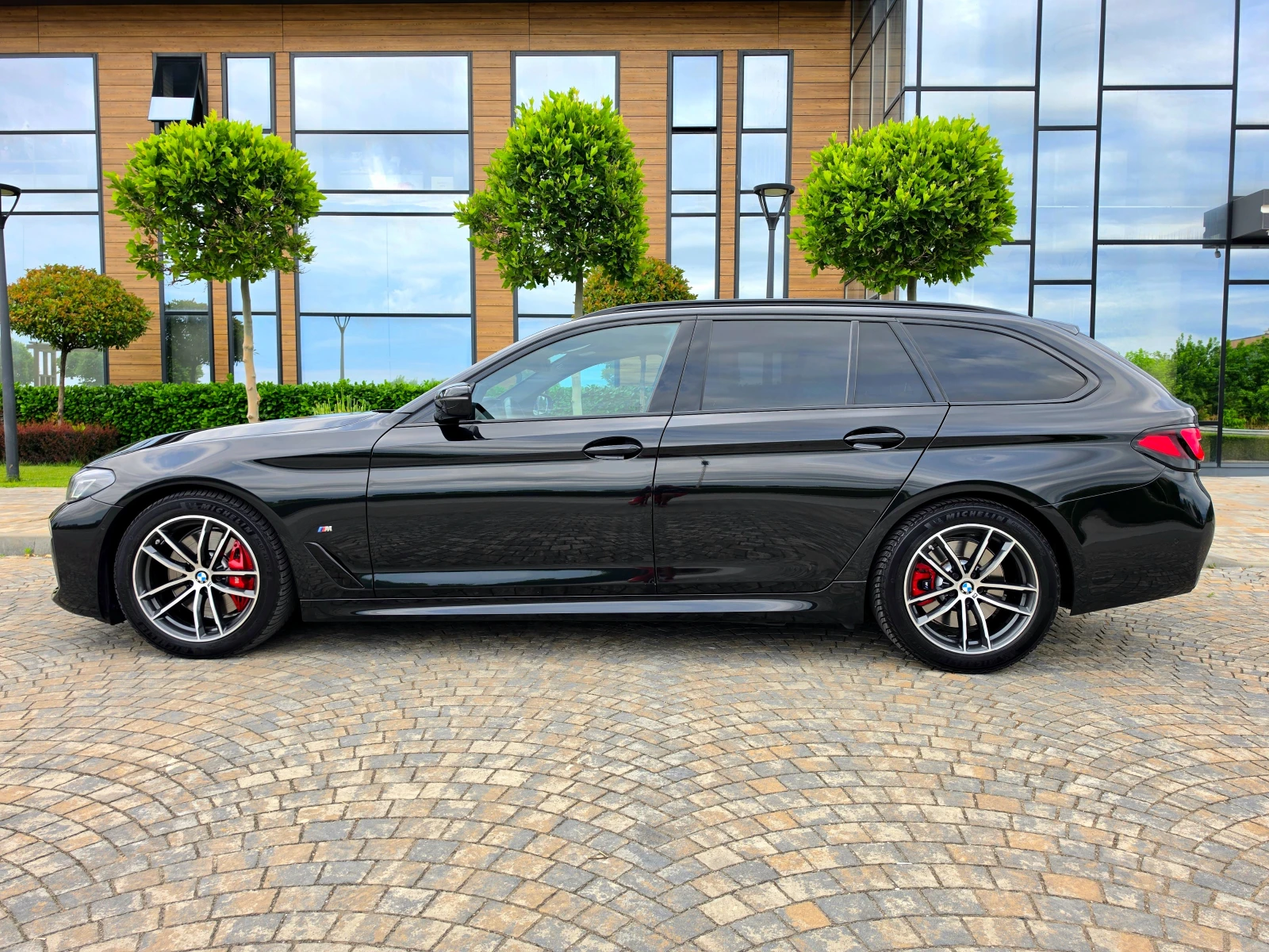BMW 520 XDRIVE* FACELIFT* M SPORT* PANORAMA* LED* VIRTUAL*, снимка 8 - Автомобили и джипове - 54879568