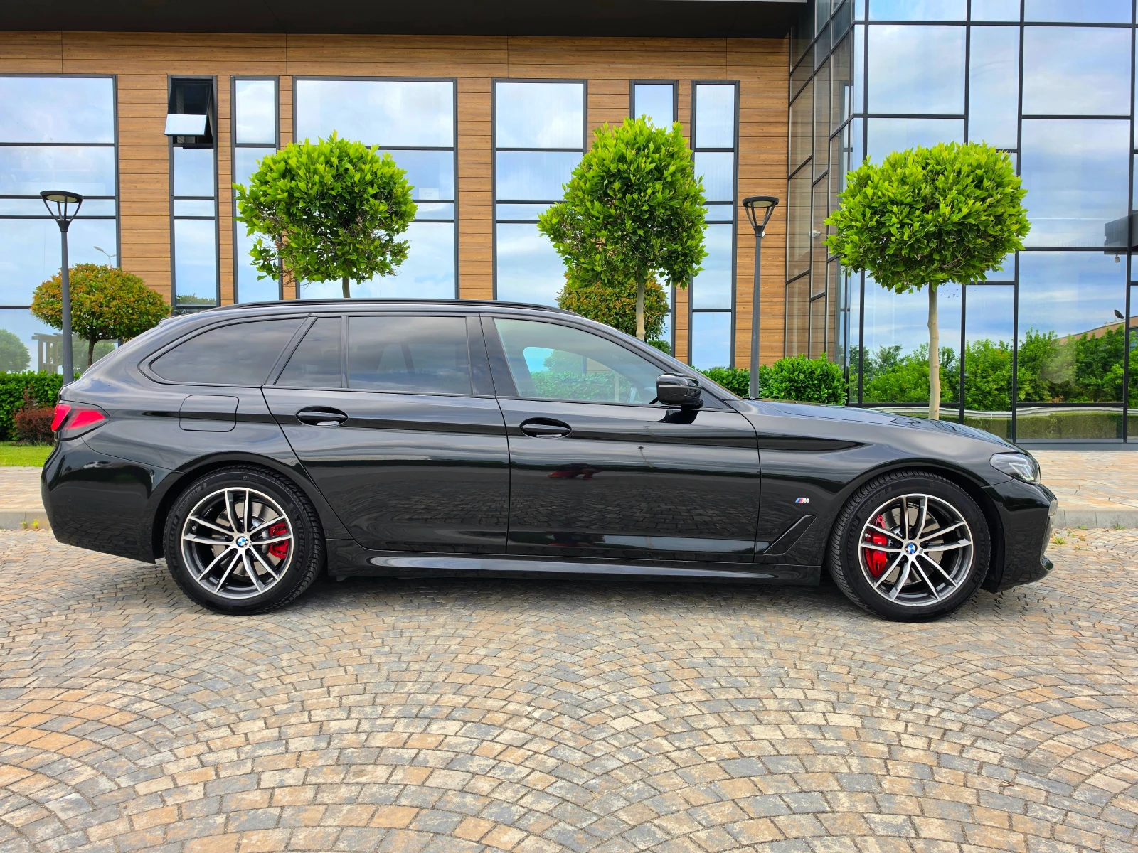 BMW 520 XDRIVE* FACELIFT* M SPORT* PANORAMA* LED* VIRTUAL*, снимка 4 - Автомобили и джипове - 54879568