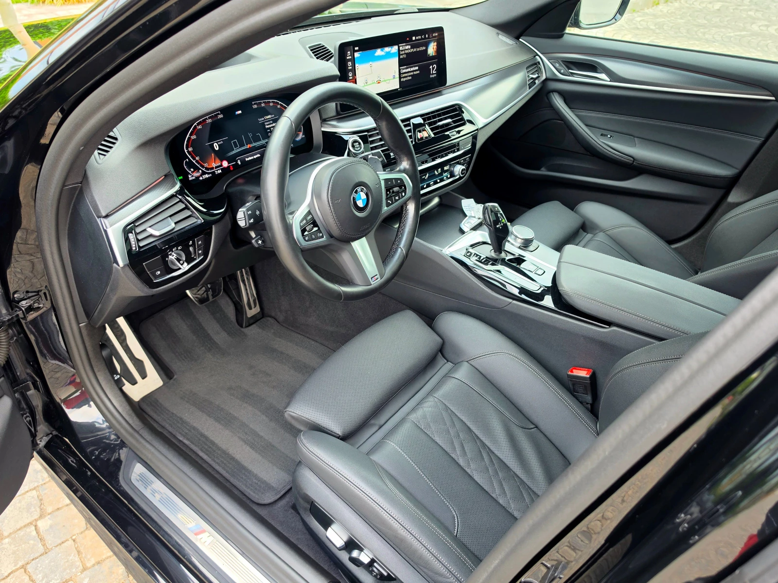 BMW 520 XDRIVE* FACELIFT* M SPORT* PANORAMA* LED* VIRTUAL*, снимка 9 - Автомобили и джипове - 54879568