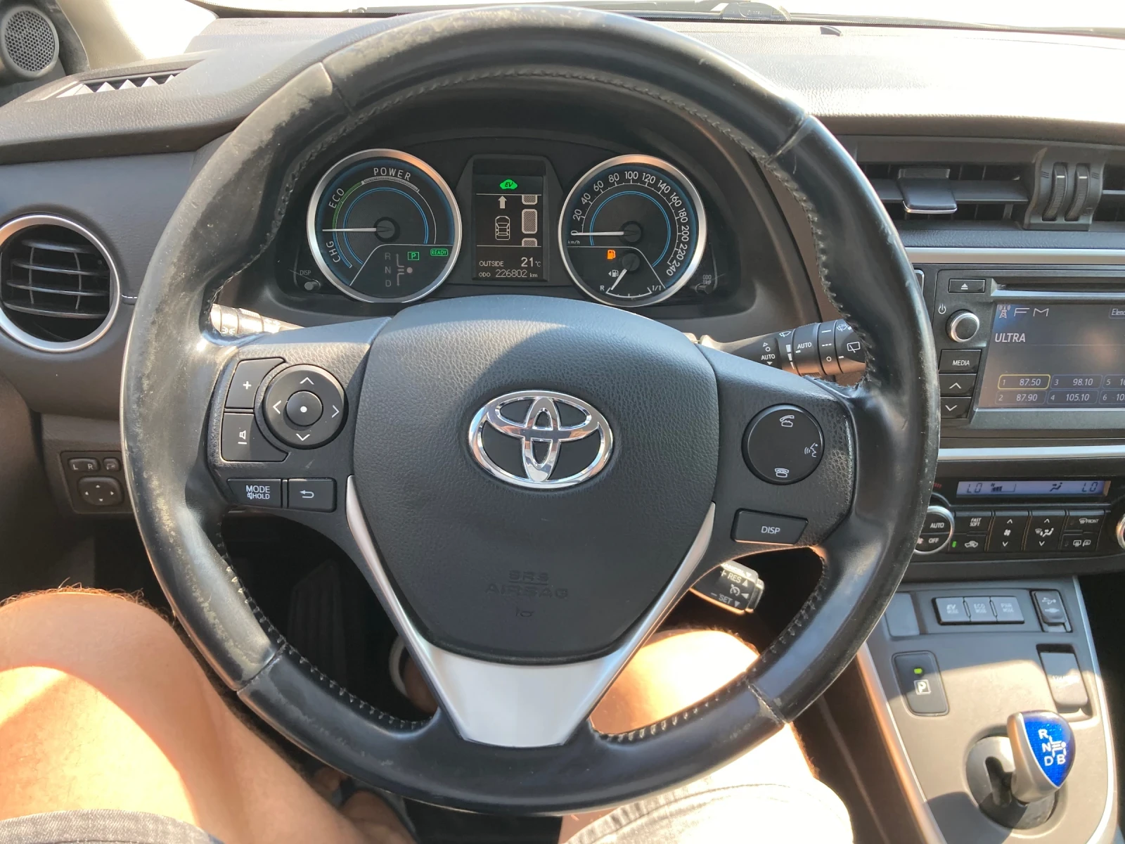 Toyota Auris 1.8 Benzin+ Hibrid 99ks FULL Ekstri, снимка 10 - Автомобили и джипове - 55064402