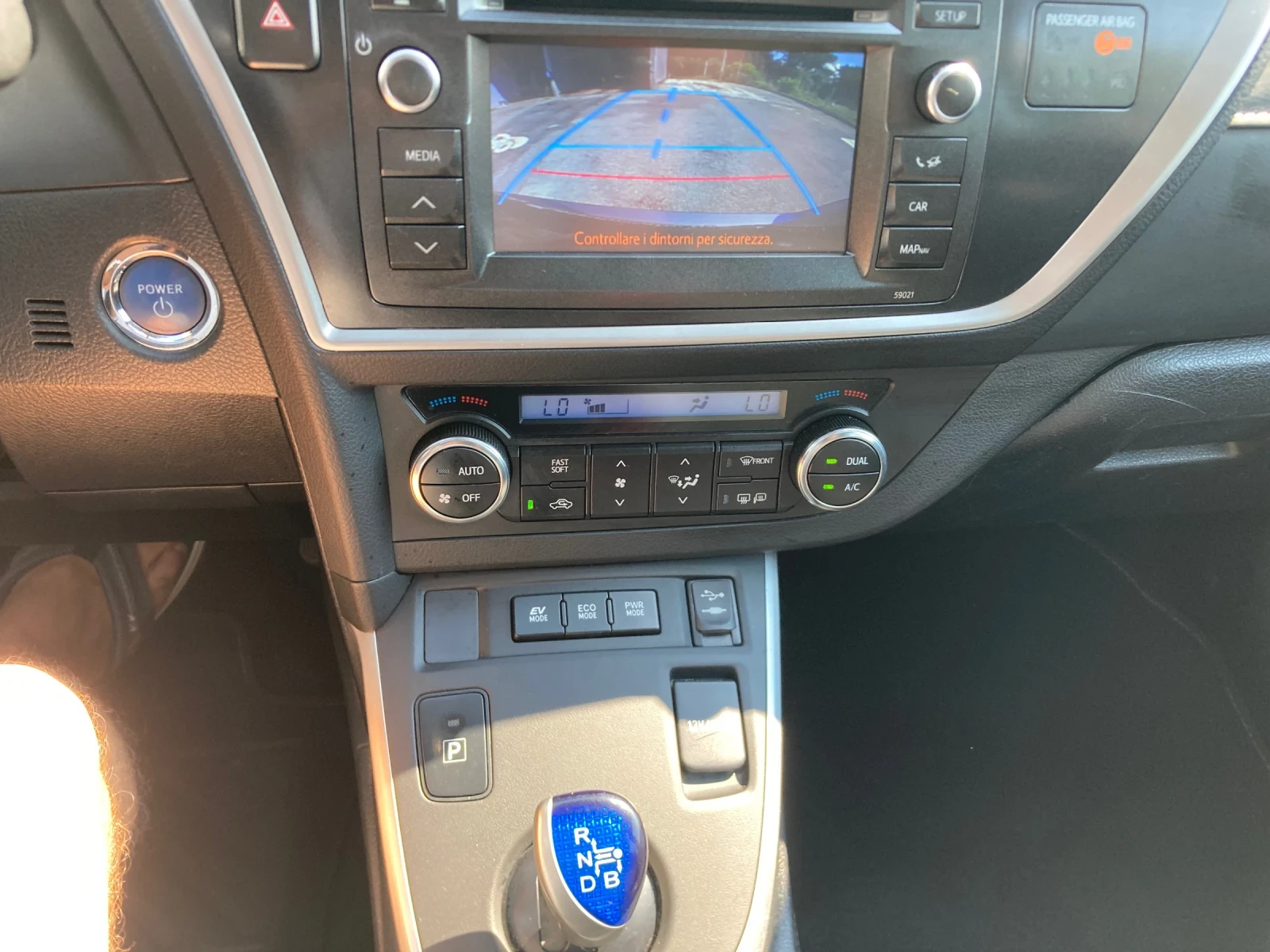 Toyota Auris 1.8 Benzin+ Hibrid 99ks FULL Ekstri, снимка 11 - Автомобили и джипове - 55064402