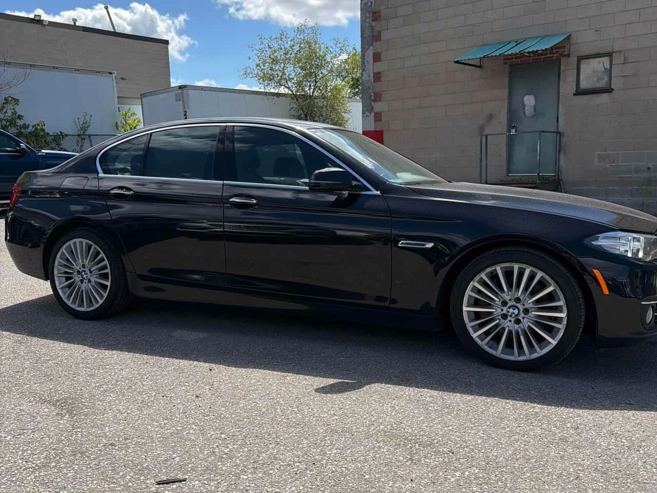 BMW 550 * 550i xDrive * CARFAX * БЕЗ ПЪРВОНАЧАЛНА ВНОСКА, снимка 3 - Автомобили и джипове - 55748321
