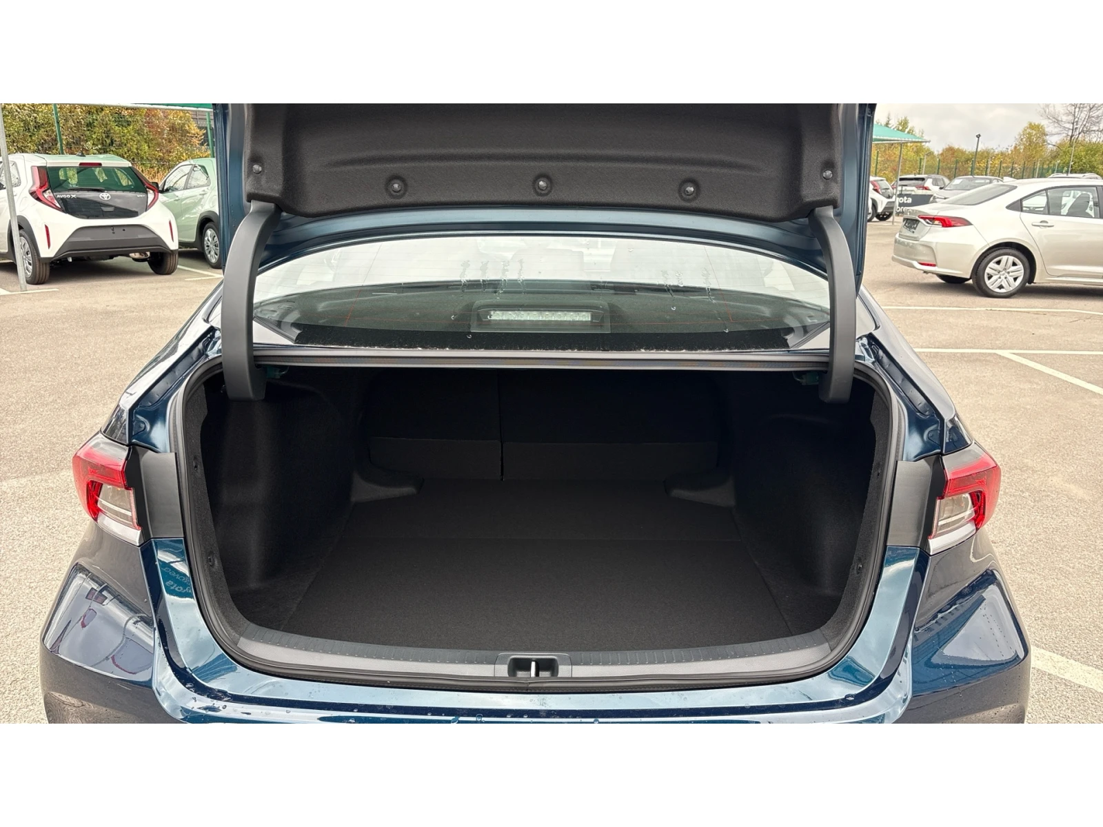 Toyota Corolla SEDAN 1.5 6MT 123�.�, ������� ������ �� 108   | Mobile.bg � ����������� 5
