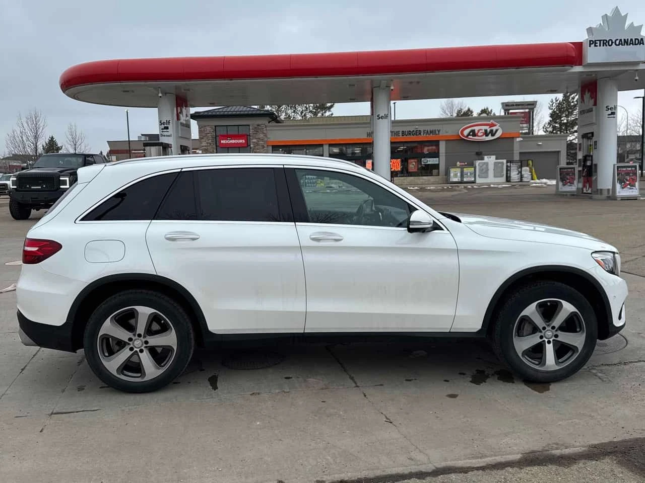Mercedes-Benz GLC 300 * 4MATIC * CARFAX * ПАНОРАМА * 360 * KEYLESS, снимка 3 - Автомобили и джипове - 54079238