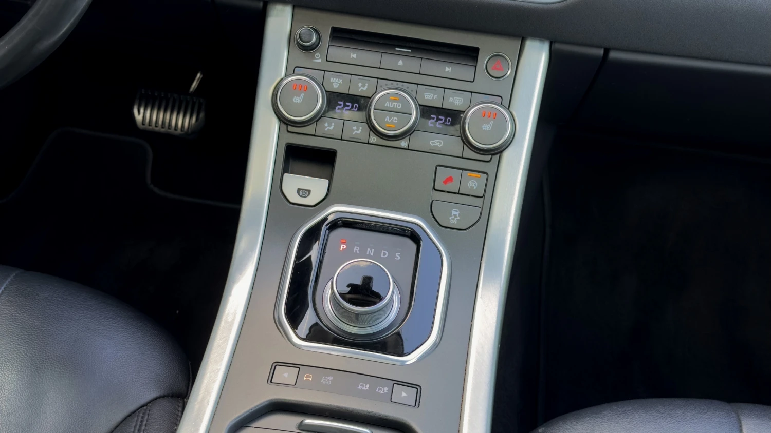 Land Rover Evoque 2.0Si4 4x4 AT9 Кожа Подгрев Navi Panorama, снимка 11 - Автомобили и джипове - 55940729