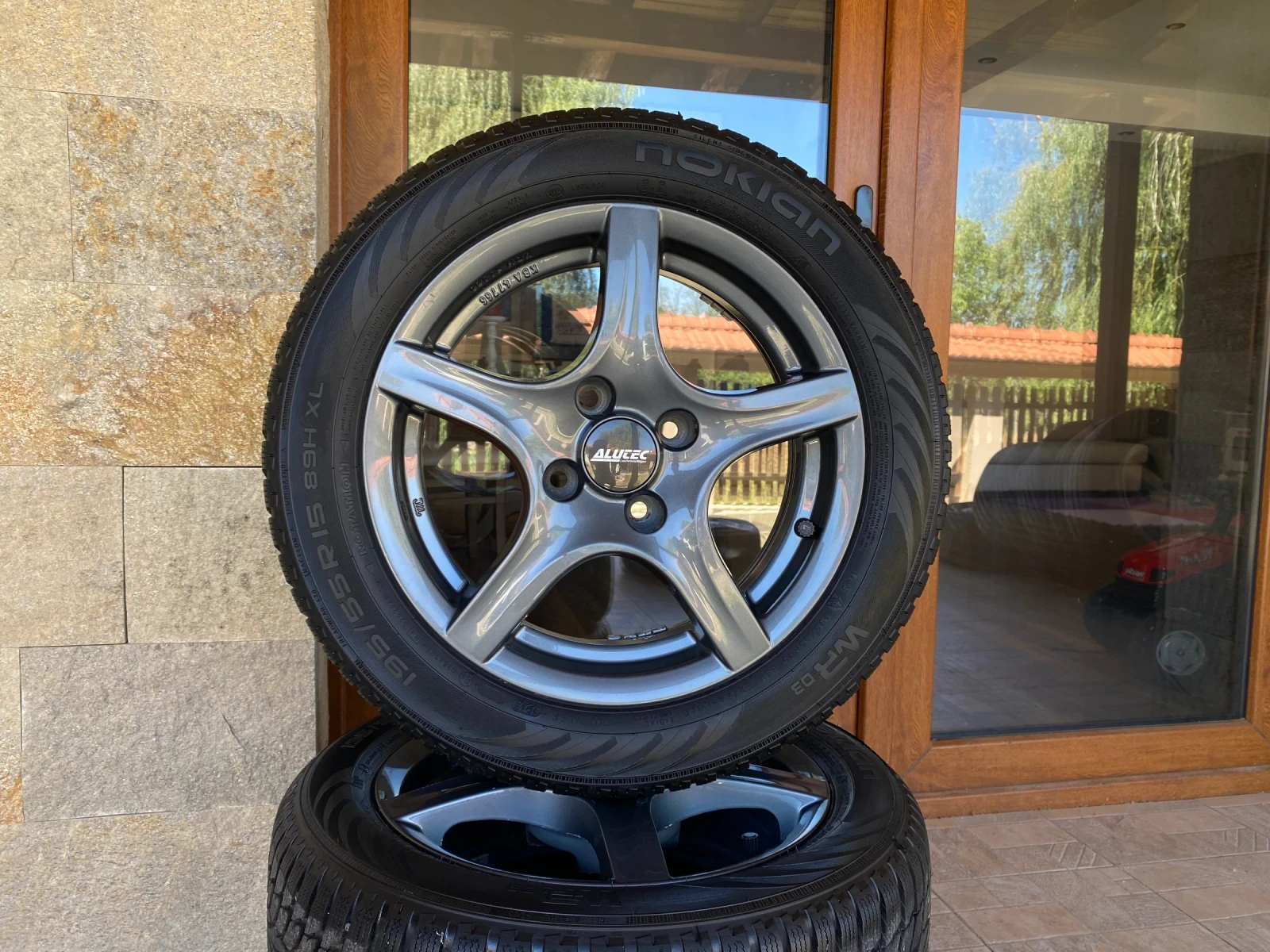 Гуми с джанти Nokian 195/55R15, снимка 2 - Гуми и джанти - 55679525