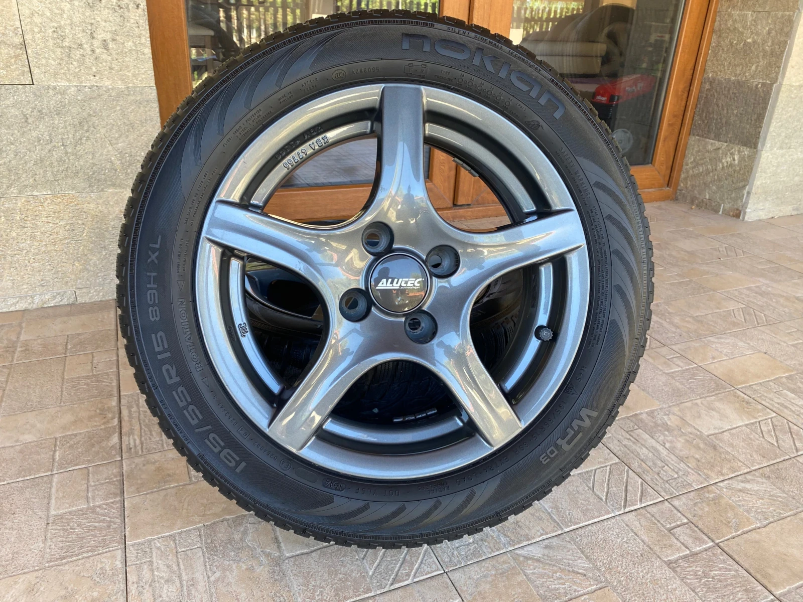 Гуми с джанти Nokian 195/55R15, снимка 7 - Гуми и джанти - 55679525