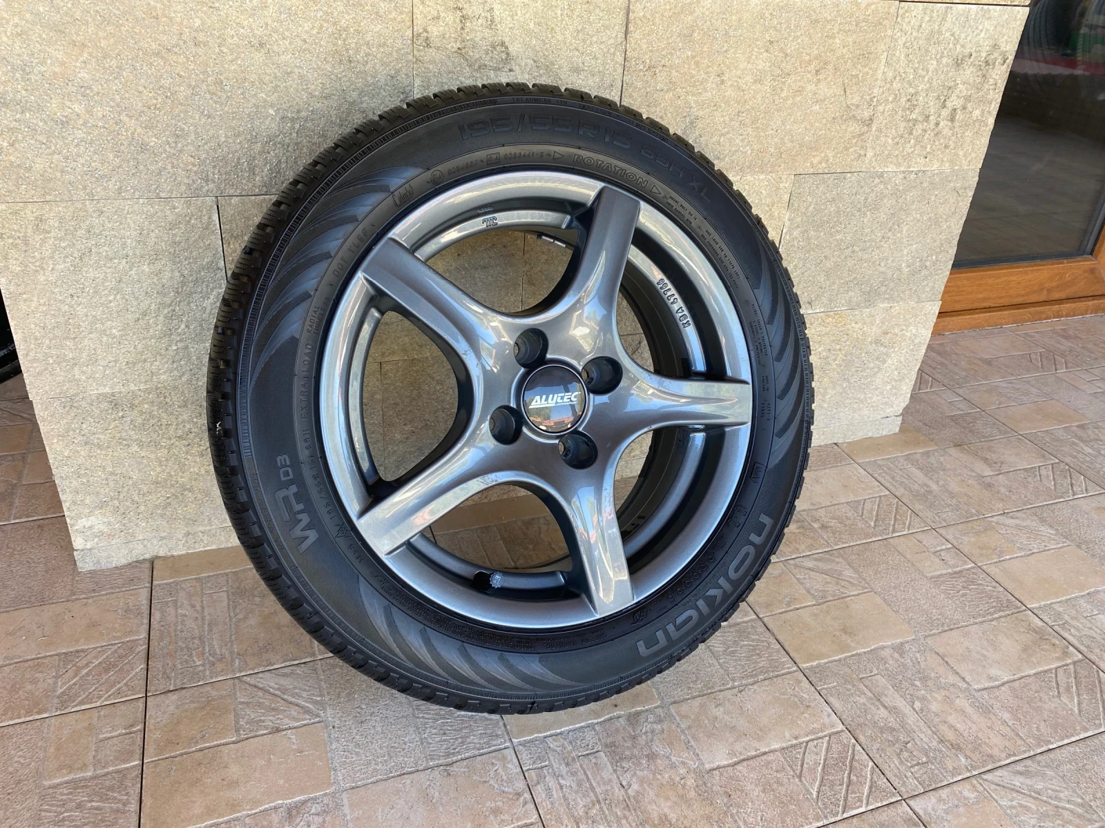 Гуми с джанти Nokian 195/55R15, снимка 5 - Гуми и джанти - 55679525