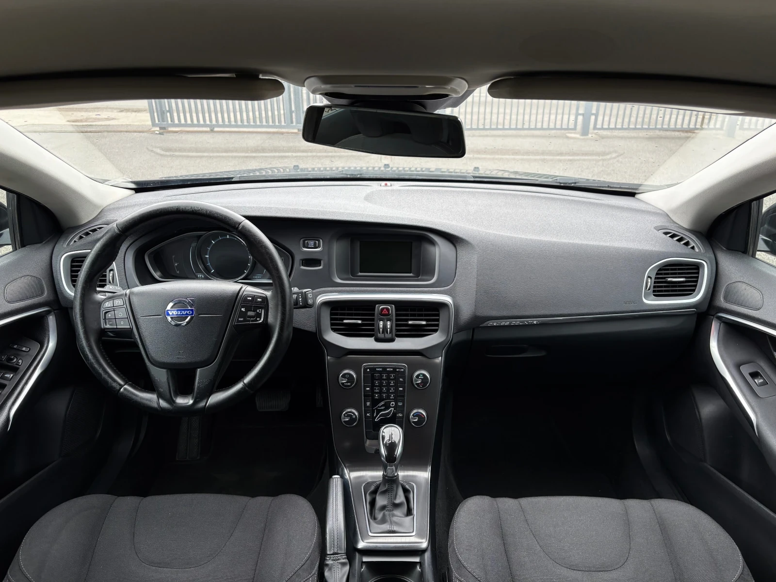 Volvo V40 Cross Country D3, 150HP, DIGITAL COCKPIT, ОБСЛУЖЕН - изображение 9