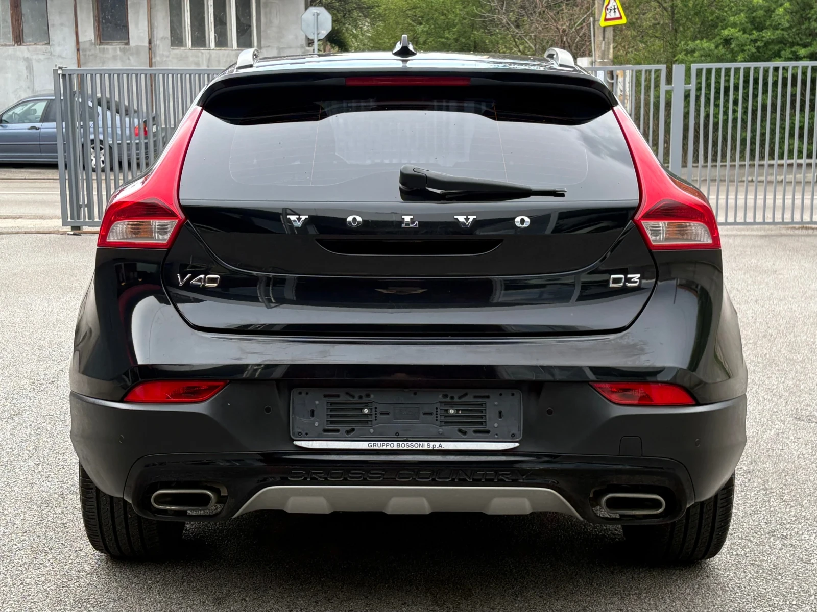 Volvo V40 Cross Country D3, 150HP, DIGITAL COCKPIT, ОБСЛУЖЕН - изображение 5