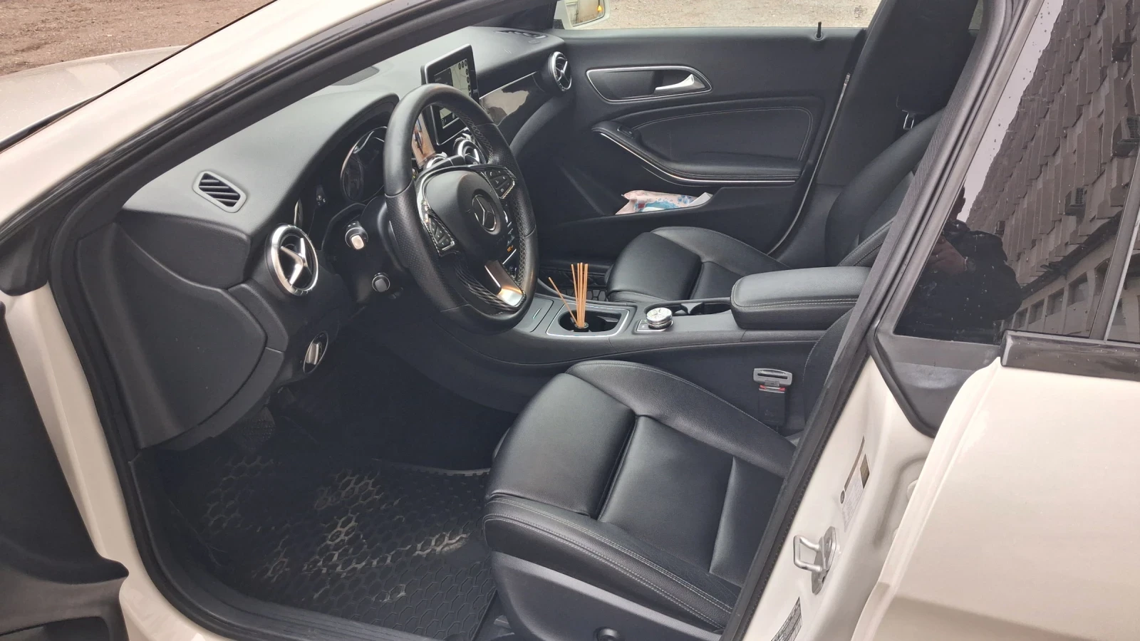 Mercedes-Benz CLA 250, снимка 14 - Автомобили и джипове - 52871004