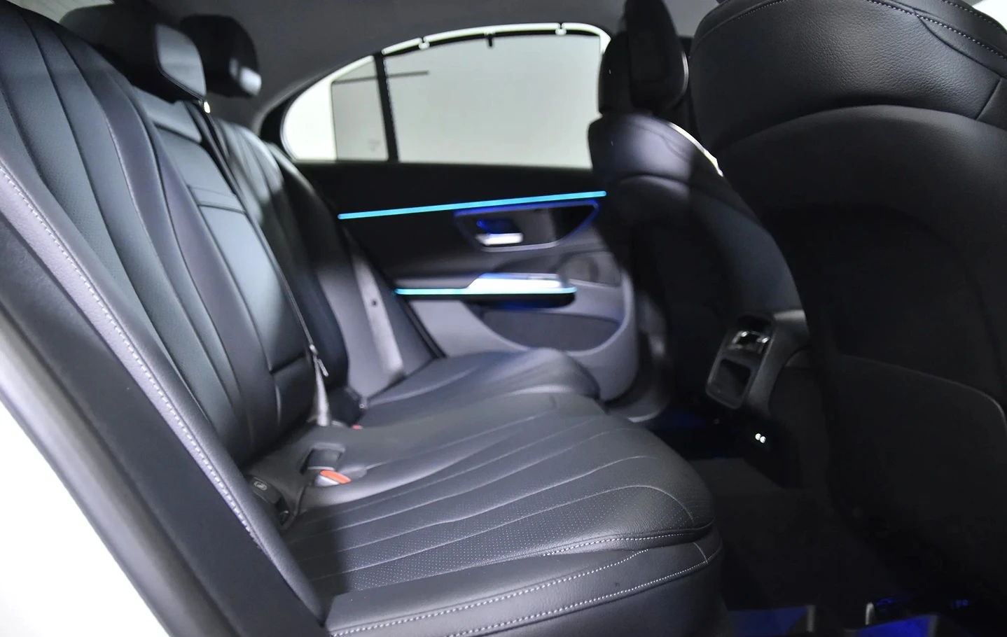 Mercedes-Benz E 200, снимка 8 - Автомобили и джипове - 53997953