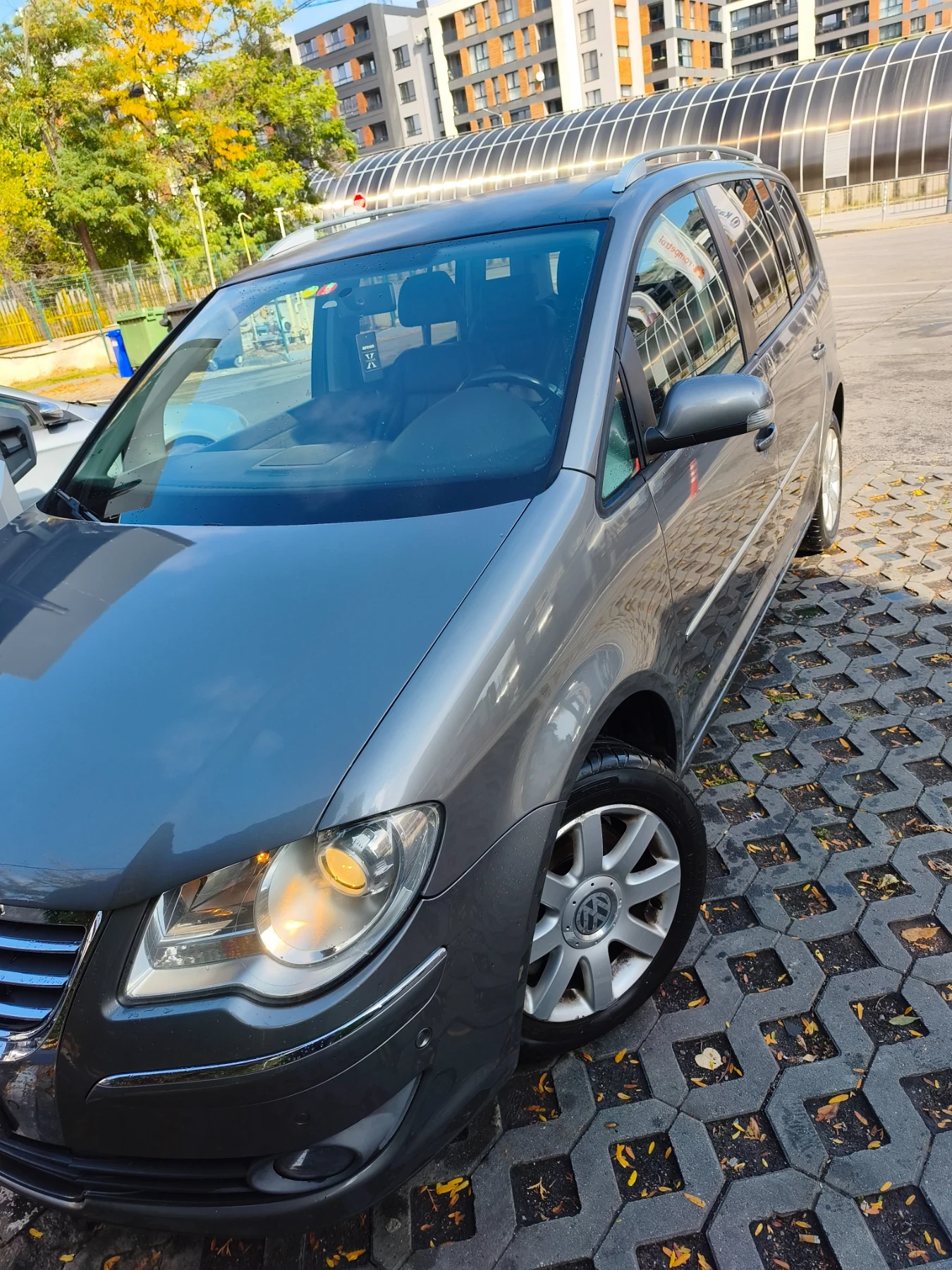 VW Touran 2.0 D, снимка 2 - Автомобили и джипове - 56542365