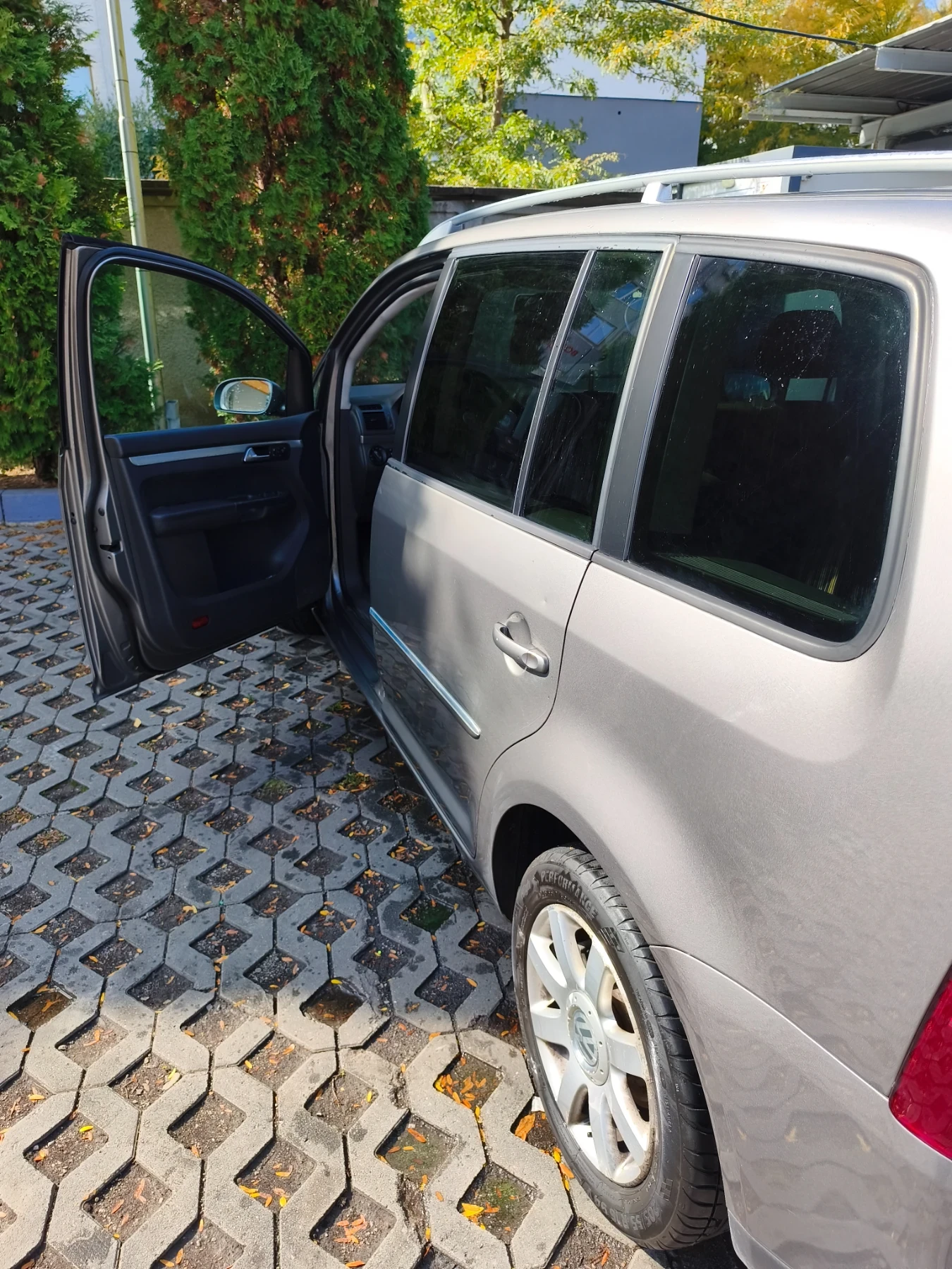 VW Touran 2.0 D, снимка 3 - Автомобили и джипове - 56542365