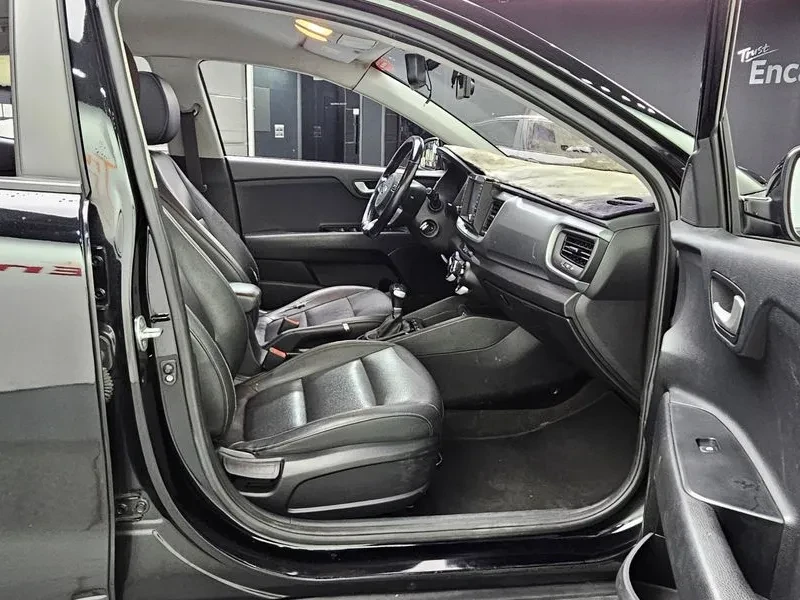 Kia Stonic 1.6 Deluxe, снимка 11 - Автомобили и джипове - 56118181