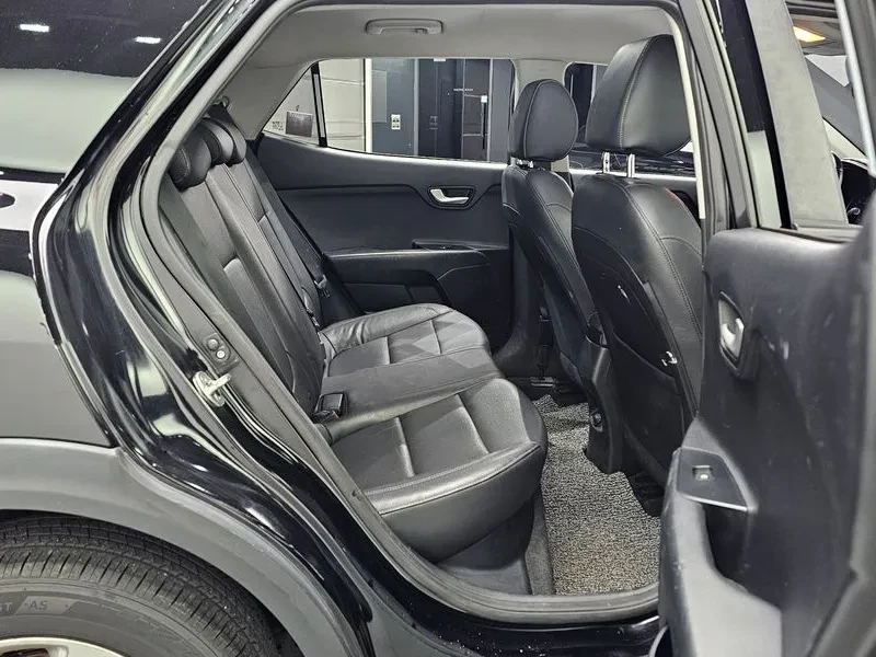 Kia Stonic 1.6 Deluxe, снимка 12 - Автомобили и джипове - 56118181
