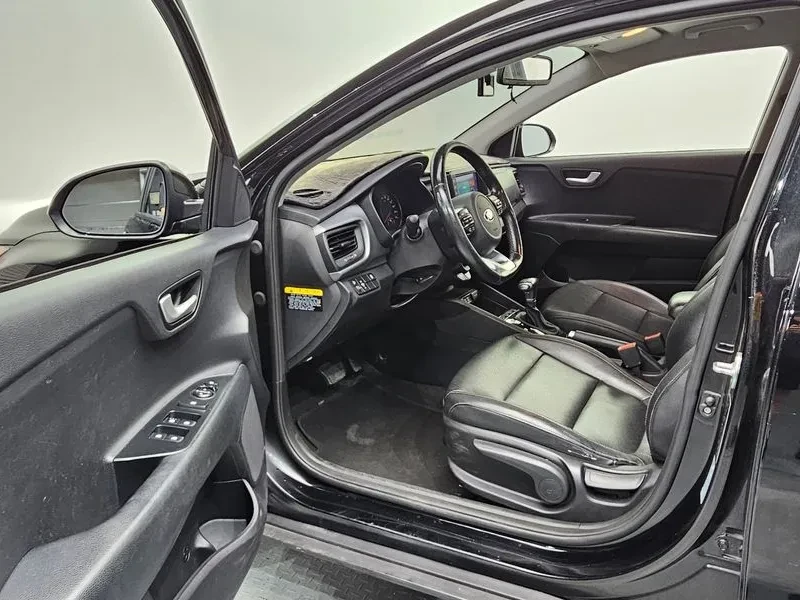 Kia Stonic 1.6 Deluxe, снимка 10 - Автомобили и джипове - 56118181