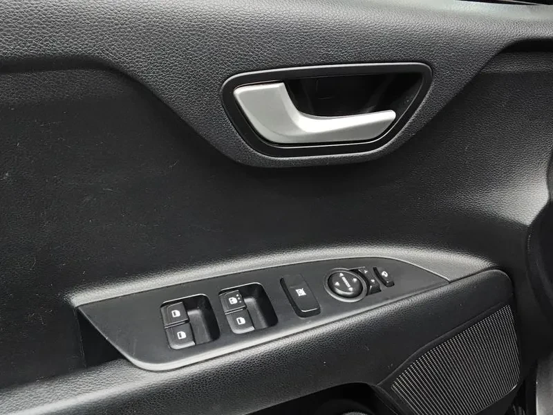 Kia Stonic 1.6 Deluxe, снимка 16 - Автомобили и джипове - 56118181