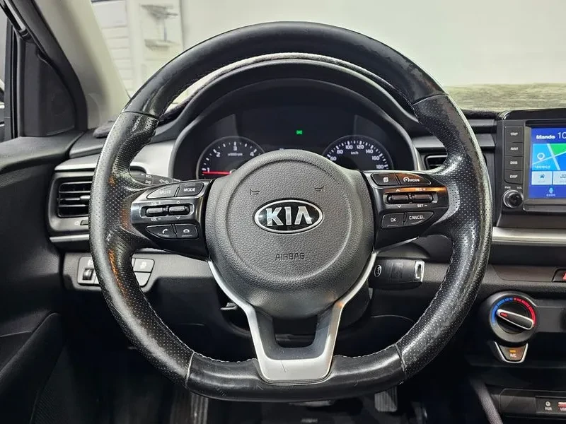 Kia Stonic 1.6 Deluxe, снимка 13 - Автомобили и джипове - 56118181