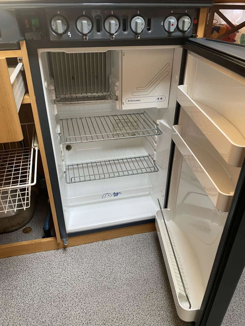 Каравана Dethleffs Family, снимка 8 - Каравани и кемпери - 51650236