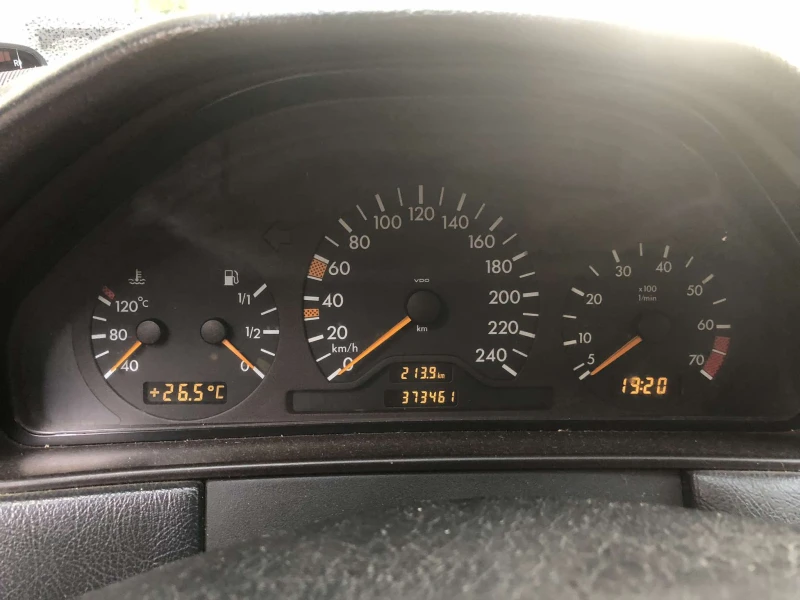 Mercedes-Benz E 200, снимка 9 - Автомобили и джипове - 47335196