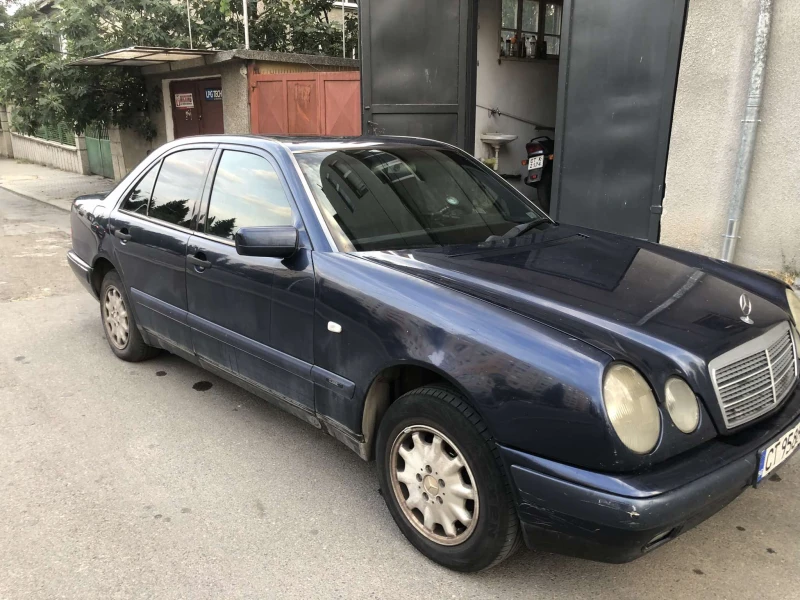 Mercedes-Benz E 200, снимка 12 - Автомобили и джипове - 47335196