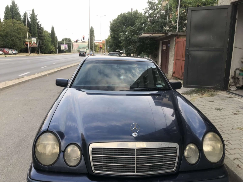 Mercedes-Benz E 200, снимка 4 - Автомобили и джипове - 47335196