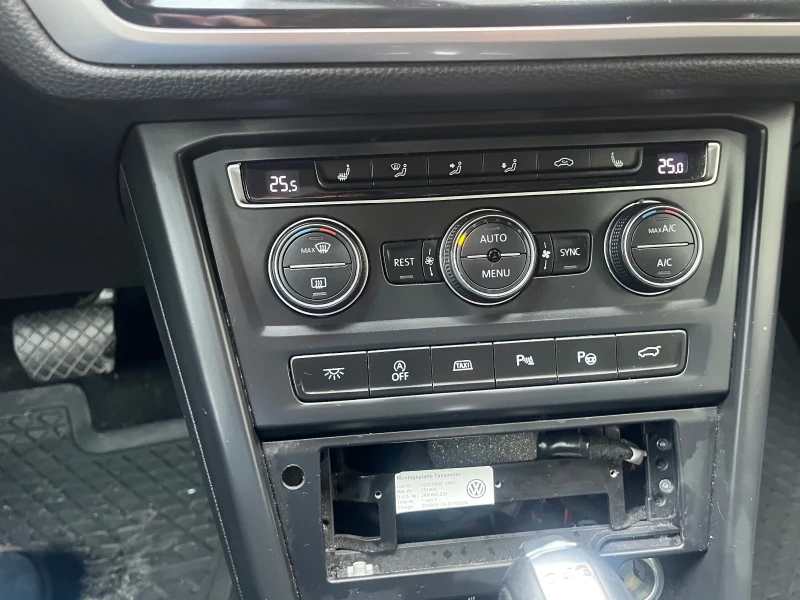 VW Touran 2.0TDI, снимка 12 - Автомобили и джипове - 53431566