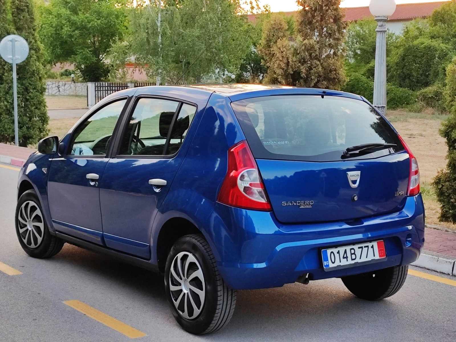 Dacia Sandero 1.6I(87)* КЛИМАТИК* НОВ ВНОС*  - изображение 4